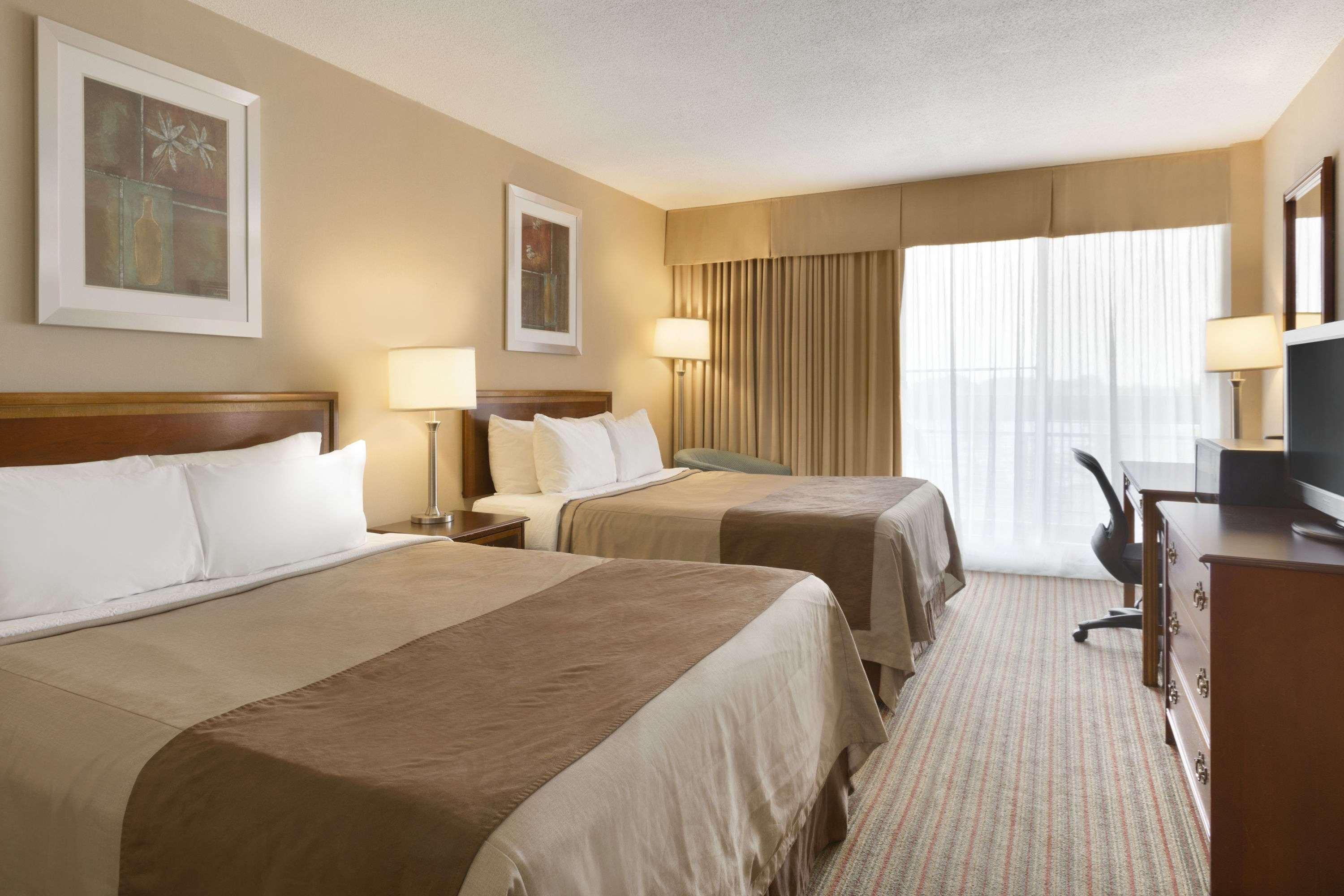 รามาดา ออน เดอะ เบย์ คอนเฟอเรนซ์ รีสอร์ต เบลวีล Hotel เบลวิลล์ ภายนอก รูปภาพ