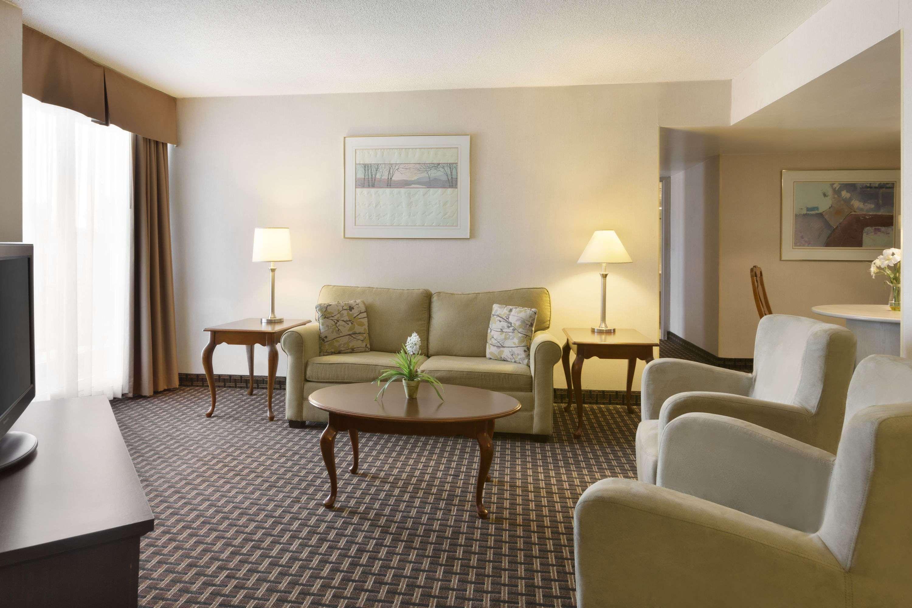 รามาดา ออน เดอะ เบย์ คอนเฟอเรนซ์ รีสอร์ต เบลวีล Hotel เบลวิลล์ ภายนอก รูปภาพ