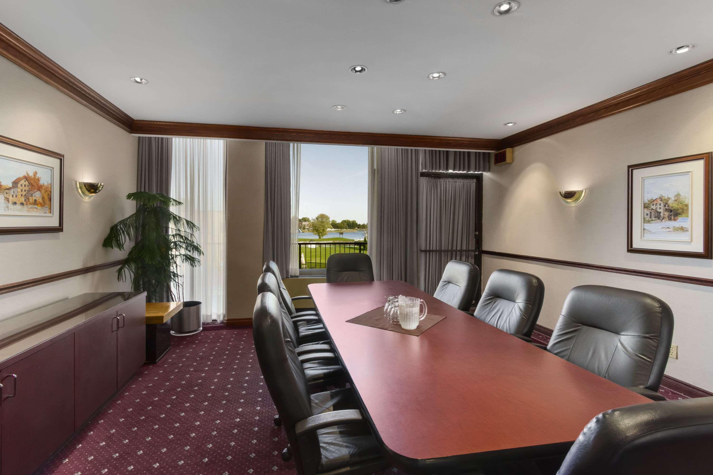 รามาดา ออน เดอะ เบย์ คอนเฟอเรนซ์ รีสอร์ต เบลวีล Hotel เบลวิลล์ ภายนอก รูปภาพ