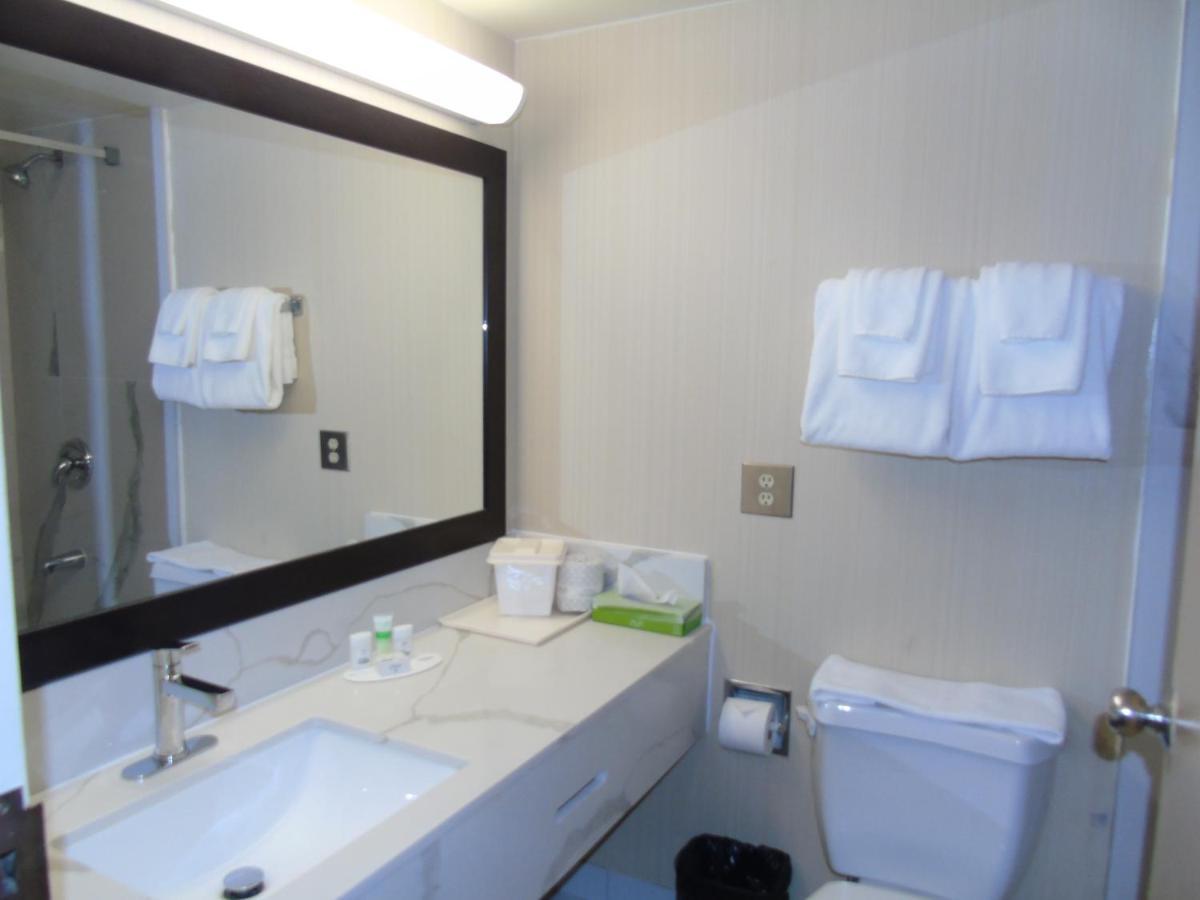 รามาดา ออน เดอะ เบย์ คอนเฟอเรนซ์ รีสอร์ต เบลวีล Hotel เบลวิลล์ ภายนอก รูปภาพ