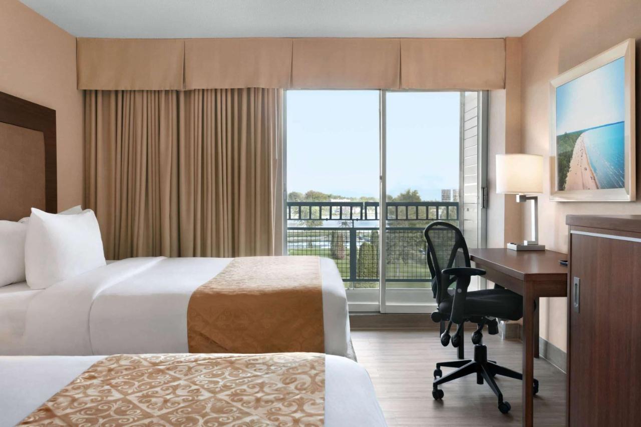 รามาดา ออน เดอะ เบย์ คอนเฟอเรนซ์ รีสอร์ต เบลวีล Hotel เบลวิลล์ ภายนอก รูปภาพ