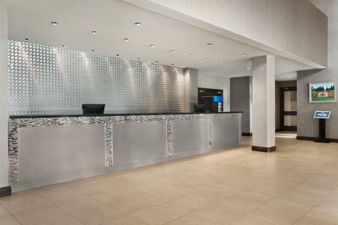 รามาดา ออน เดอะ เบย์ คอนเฟอเรนซ์ รีสอร์ต เบลวีล Hotel เบลวิลล์ ภายนอก รูปภาพ